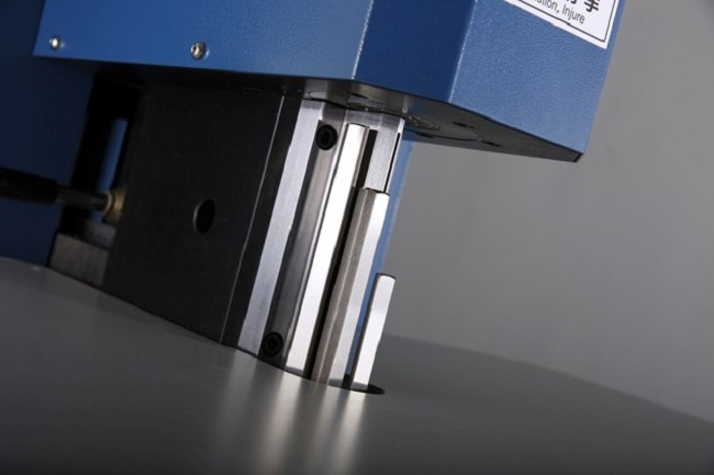 S1800全自動(dòng)剪齒彎字機(jī)多刀桿折彎系統(tǒng) .jpg S1800全自動(dòng)剪齒彎字機(jī)多刀桿折彎系統(tǒng) .jpg