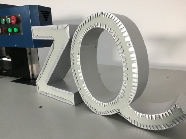 S1800全自動(dòng)剪齒彎字機(jī)鋁卷材料加工2.jpg S1800全自動(dòng)剪齒彎字機(jī)鋁卷材料加工2.jpg